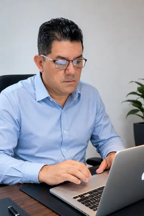 Dr. Edwin Armando Guzmán Cruz - Abogado